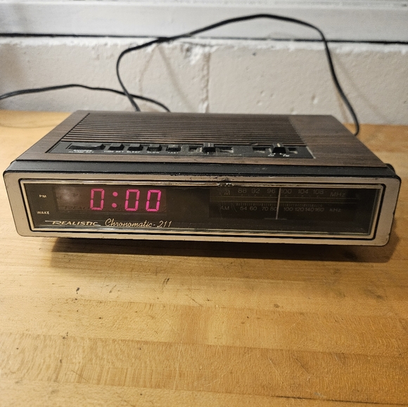 Realistic Chronomatic 211 Wood Grain Digital Alarm Clock AM/FM Radio Tested&Work - Picture 3 of 7